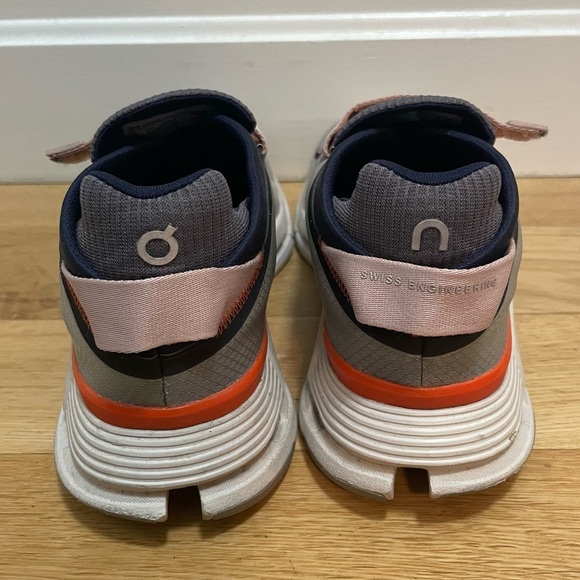 On Clounova Wrap Low Top Sneakers - Picture 6 of 10